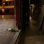 Pusta scena i kulisy krakowskiego teatru po wieczornym spektaklu, przywołujące tragiczną historię sprzed 35 lat
