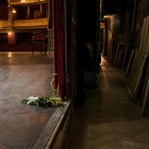 Pusta scena i kulisy krakowskiego teatru po wieczornym spektaklu, przywołujące tragiczną historię sprzed 35 lat