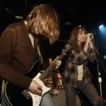 Fotorealistyczna scena koncertowa oddająca surowe brzmienie i przełomowy moment grunge’owego albumu z początku lat 90.