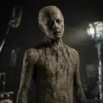 Fotorealistyczna scena horroru z humanoidalnym potworem z gliny na planie filmowym