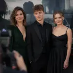 Premiera filmu „Czas, który nie nadszedł” w Warszawie, z anonimowymi aktorami pozującymi przed fotografami na czerwonym dywanie