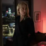 Fotorealistyczna scena inspirowana thrillerem szpiegowskim o agentce uwikłanej w niebezpieczną misję