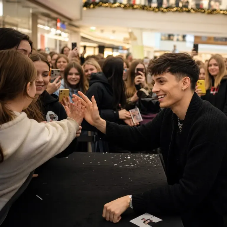 Autograf-session z okazji premiery albumu polskiego wokalisty w warszawskim centrum handlowym