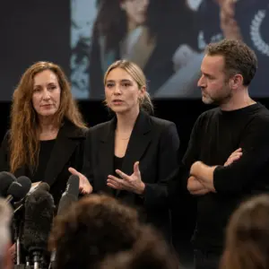 Publiczna obrona filmu podczas konferencji prasowej festiwalu filmowego