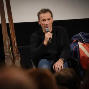 Anonimowy były skoczek narciarski opowiadający podczas festiwalu filmowego o ekranizacji swojej sportowej historii