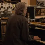Fortepian i analogowe nagrania symbolizujące jubileuszową reedycję klasycznego albumu rockowego