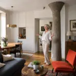 Fotorealistyczne wnętrze mieszkania w warszawskiej kamienicy z charakterystyczną kolumną, kolorowym salonem i ukrytymi schowkami