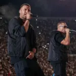 Piłkarz prezentujący autorski utwór rapowy podczas dużego koncertu na stadionie