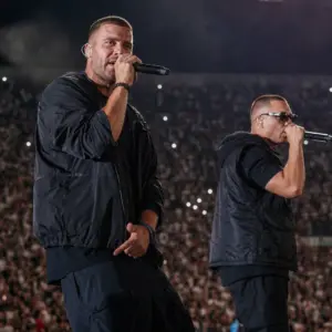 Piłkarz prezentujący autorski utwór rapowy podczas dużego koncertu na stadionie