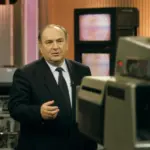Fotorealistyczne zdjęcie tematyczne inspirowane dokumentem o fenomenie telewizyjnego hipnotyzera i jego wpływie na masową wyobraźnię
