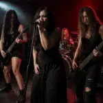 Anonimowy żeński zespół metalowy podczas mrocznego koncertu promującego nowy album