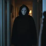 Halloweenowa scena inspirowana maratonem klasycznych filmów grozy dostępnych w streamingu