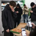 Reakcja opinii publicznej na premierę pizzy influencera w sieci sklepów convenience oraz porównanie z wcześniejszymi kryzysami reputacyjnymi influencerów