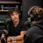 Anonimowy muzyk komentujący medialne kontrowersje podczas nagrania podcastu