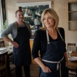 Fotorealistyczna scena przemiany lokalnej restauracji po udanej kuchennej rewolucji