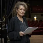 Współczesna aktorka teatralna i reżyserka podczas pracy nad spektaklem