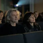 Anonimowy doświadczony muzyk przed seansem osobistego filmu dokumentalnego o własnym życiu