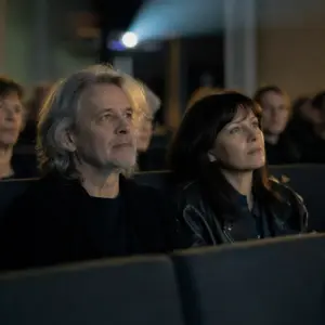 Anonimowy doświadczony muzyk przed seansem osobistego filmu dokumentalnego o własnym życiu