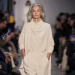 Dojrzała modelka z naturalnie siwymi włosami na pokazie mody w Paryżu