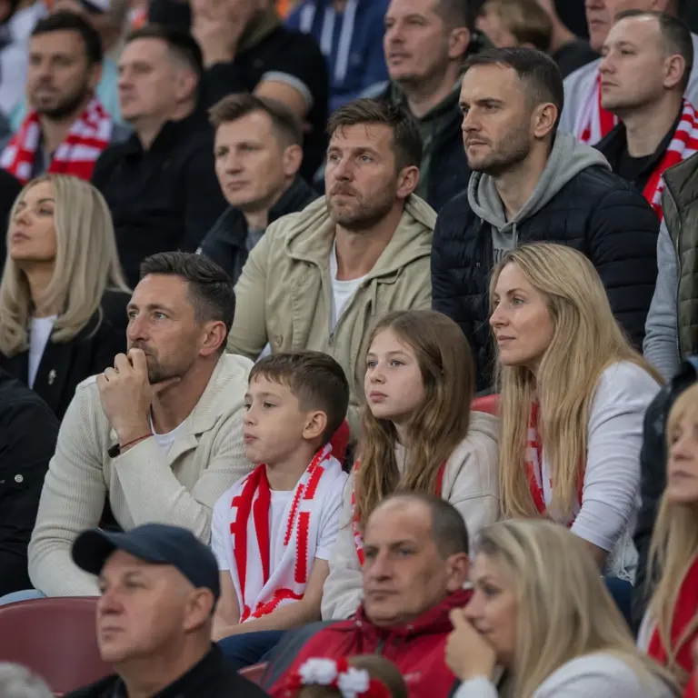 Celebryci i rodzina na trybunach podczas meczu Polski z Rumunią