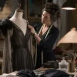 Telewizyjna emisja filmu „Projektantka” — elegancka pracownia krawiecka i projektantka mody przy pracy