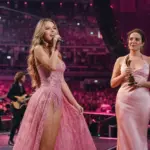 Fotorealistyczna scena jubileuszowego koncertu w różowej oprawie z występem artystów i wręczeniem nagrody
