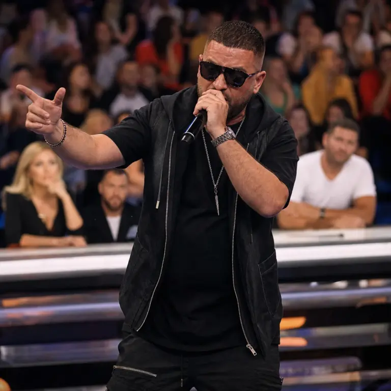 Występ uczestnika programu talent-show w stylizacji rapera podczas muzycznej metamorfozy