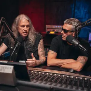 Dwóch anonimowych, doświadczonych muzyków thrashmetalowych nagrywających głosy do metalowej stacji radiowej w grze osadzonej w świecie otwartego miasta