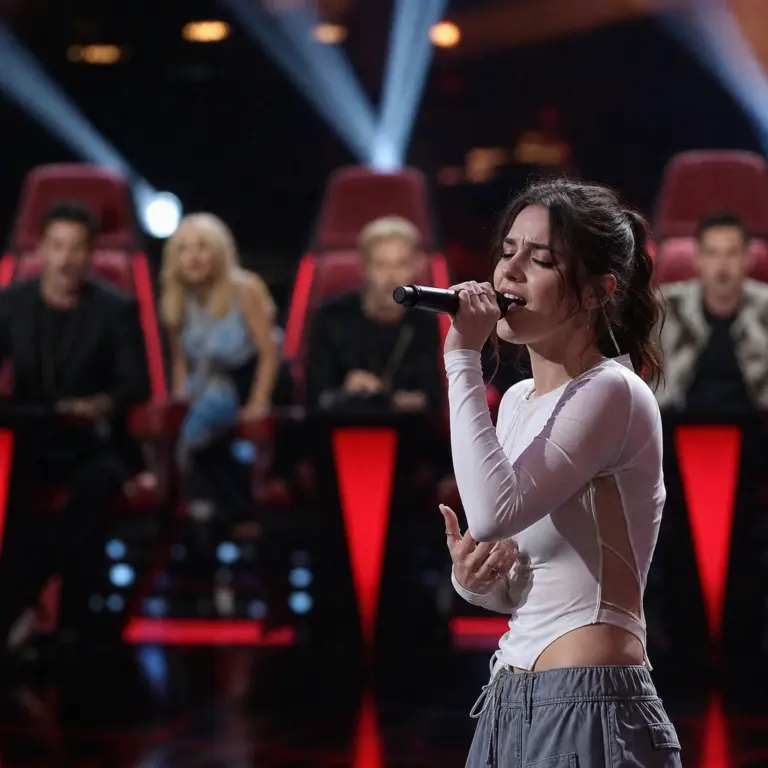 Przesłuchanie w ciemno w programie talent show, podczas którego młoda wokalistka zdobywa zainteresowanie wszystkich jurorów