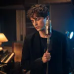 Anonimowy młody wokalista pop w melancholijnym nastroju, promujący nowy album i singiel o tęsknocie za przyszłą miłością